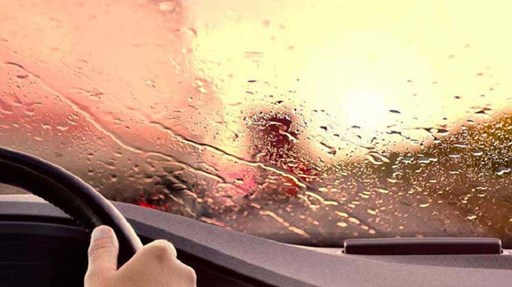 Lái xe trời mưa bão