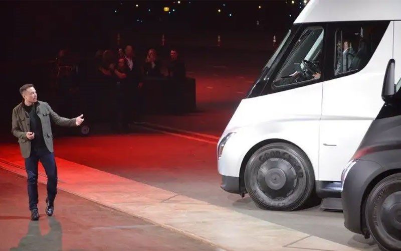 Tesla giao 100 xe tải Tesla Semi đầu tiên