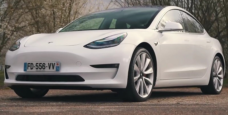 Tesla giảm giá xe lên tới 20% 