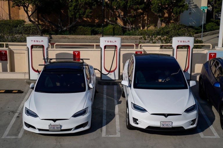 Lần thứ 5 Tesla giảm giá bán xe điện